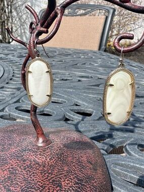 Kendra Scott Elle Gold Drop Earring in Ivory Mother-of-Pearl